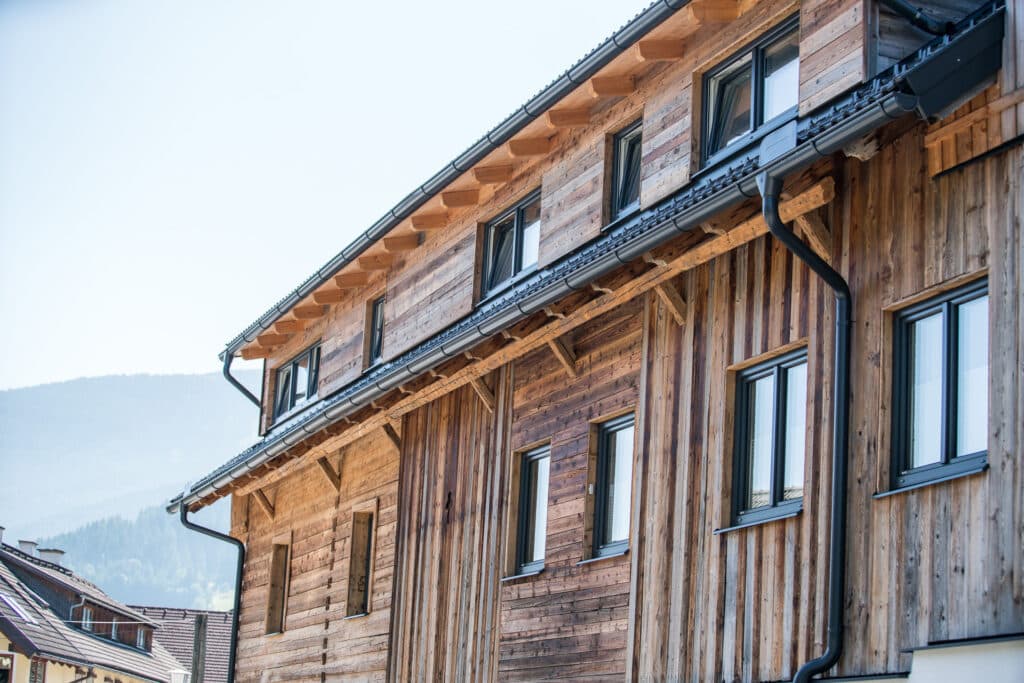 Holzhaus mit Holz-Alu-Fenster